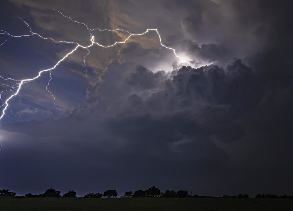 A record for long-distance lightning strikes